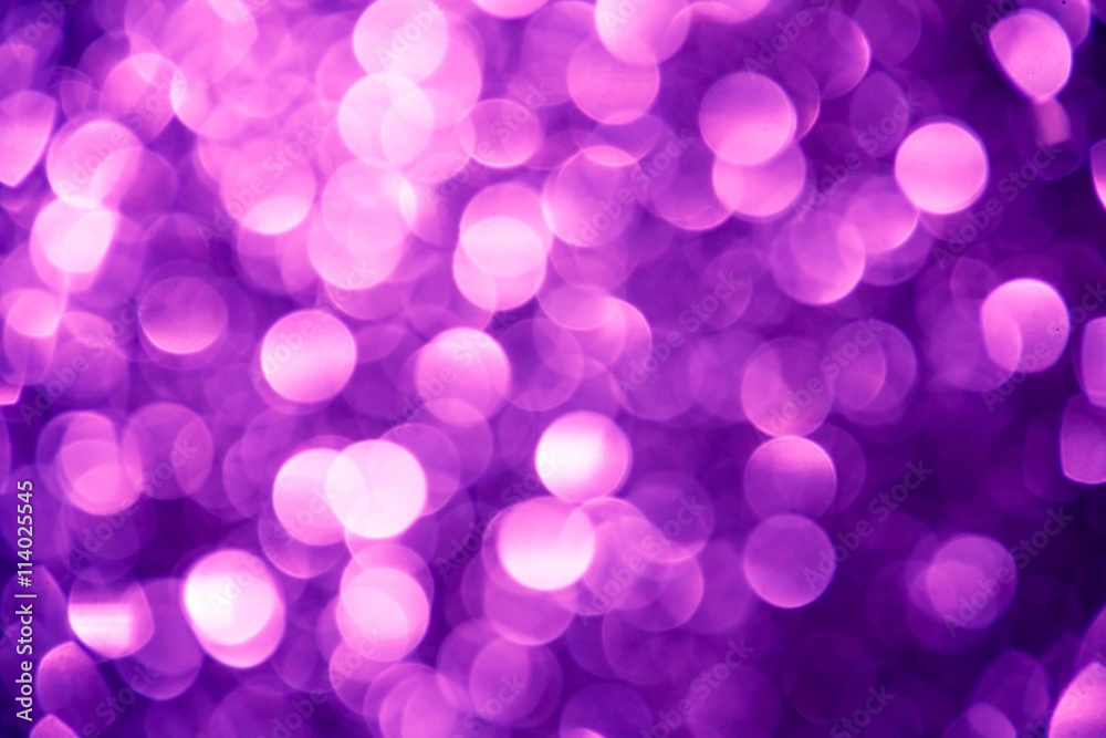 Naklejka premium Purple glitter sparkle defocused rays lights bokeh beautiful abstract background.
