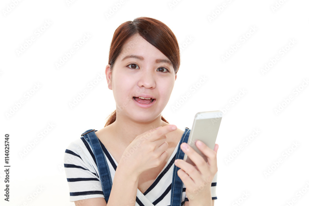 スマートフォンを持つ笑顔の女性 スマートフォンを持つ笑顔の女性