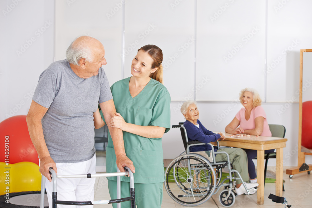 Alter Mann mit Krankenschwester im Pflegeheim Stock Photo | Adobe Stock