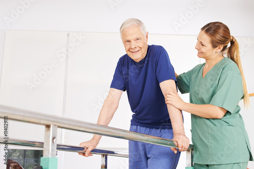 Alter Mann bei Physiotherapie auf Laufband