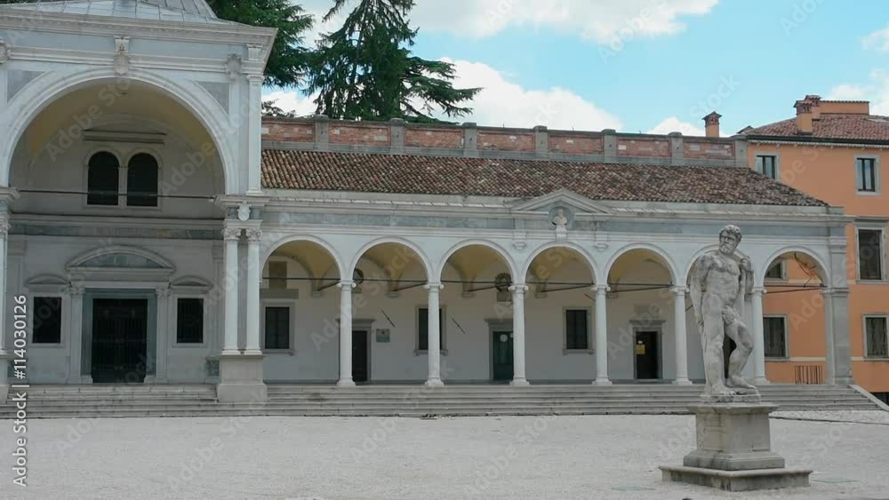 la loggia del Lionello e la torre dell'orologio in Piazza libertà a Udine la loggia del Lionello e la torre dell'orologio in Piazza libertà a Udine