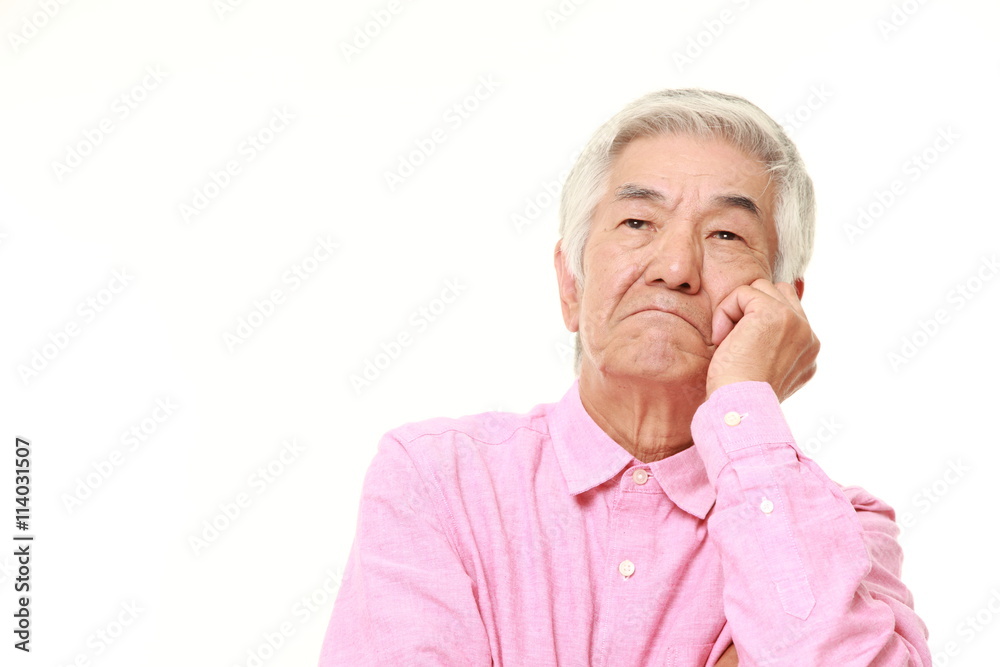 心配する高齢者 心配する高齢者