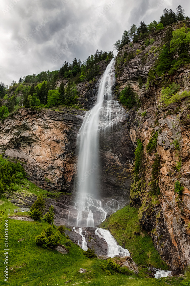 Obraz premium Huge alpine waterfall