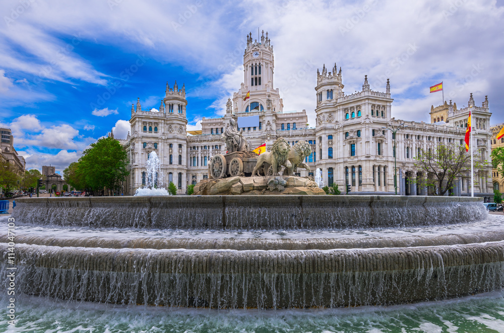 Obraz premium Cybele's Square (Plaza de la Cibeles) and Central Post Office (Palacio de Comunicaciones) in Madrid, Spain