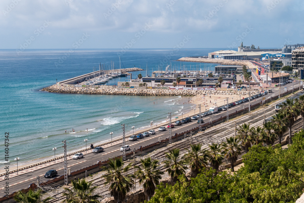 Blick über die Küste von Tarragona mit Hafen - Costa Daurada