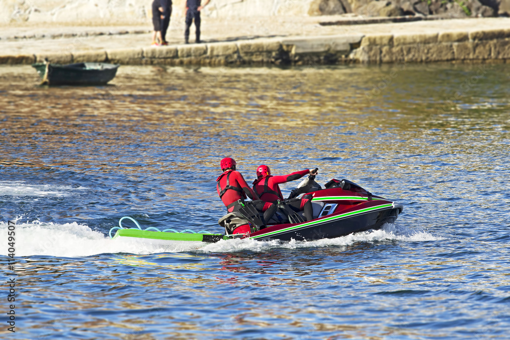 Obraz premium lifeguards in jet ski in rescue training