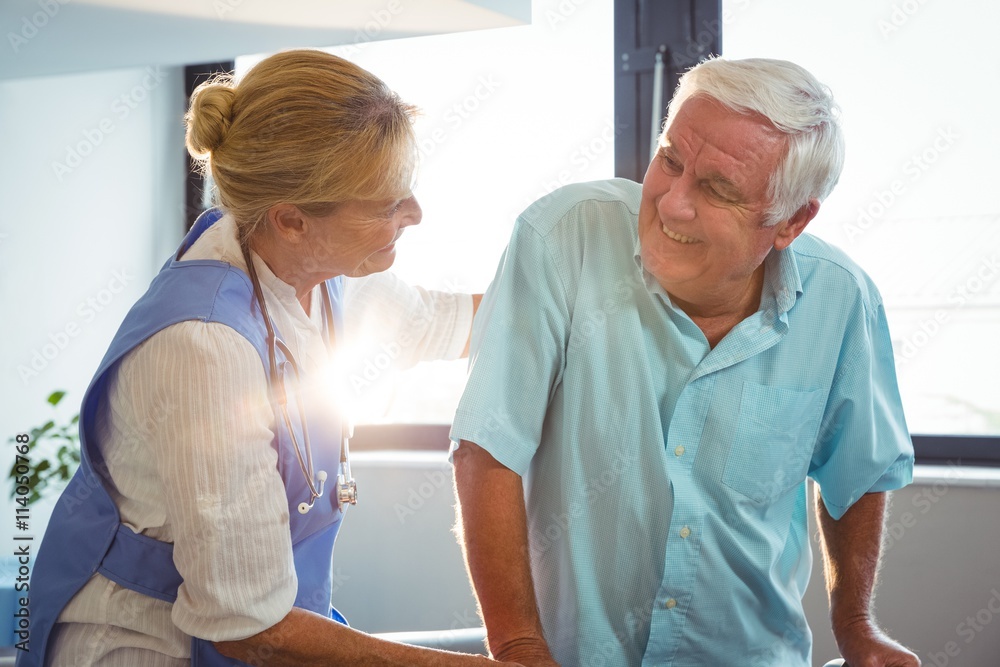 Obraz premium Nurse taking care of a senior man