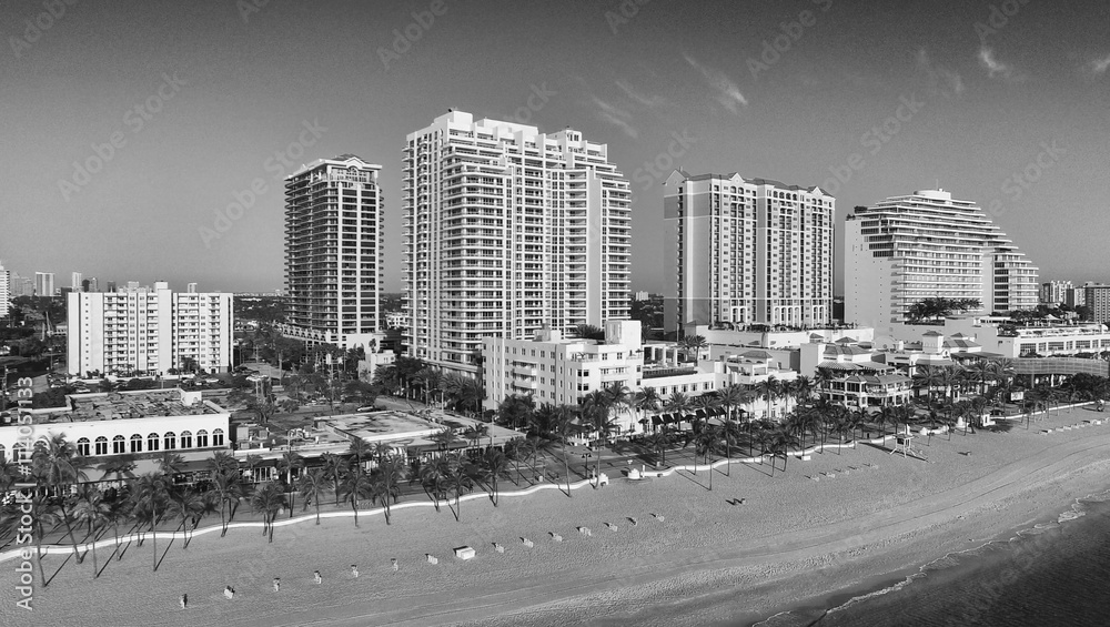Fototapeta premium FORT LAUDERDALE - FEBRUARY 25, 2016: City aerial skyline on a su