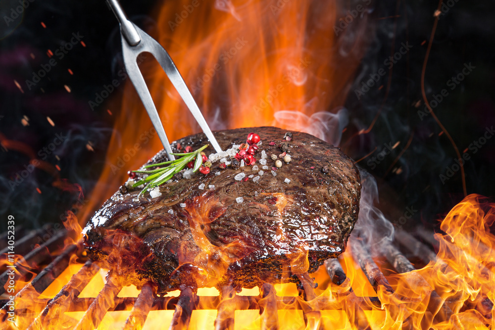 Wunschmotiv: Delicious grilled beef steak on a barbecue grill. #114052339