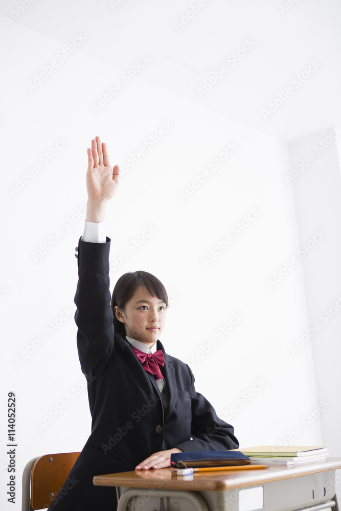 手を挙げる女子高生 手を挙げる女子高生