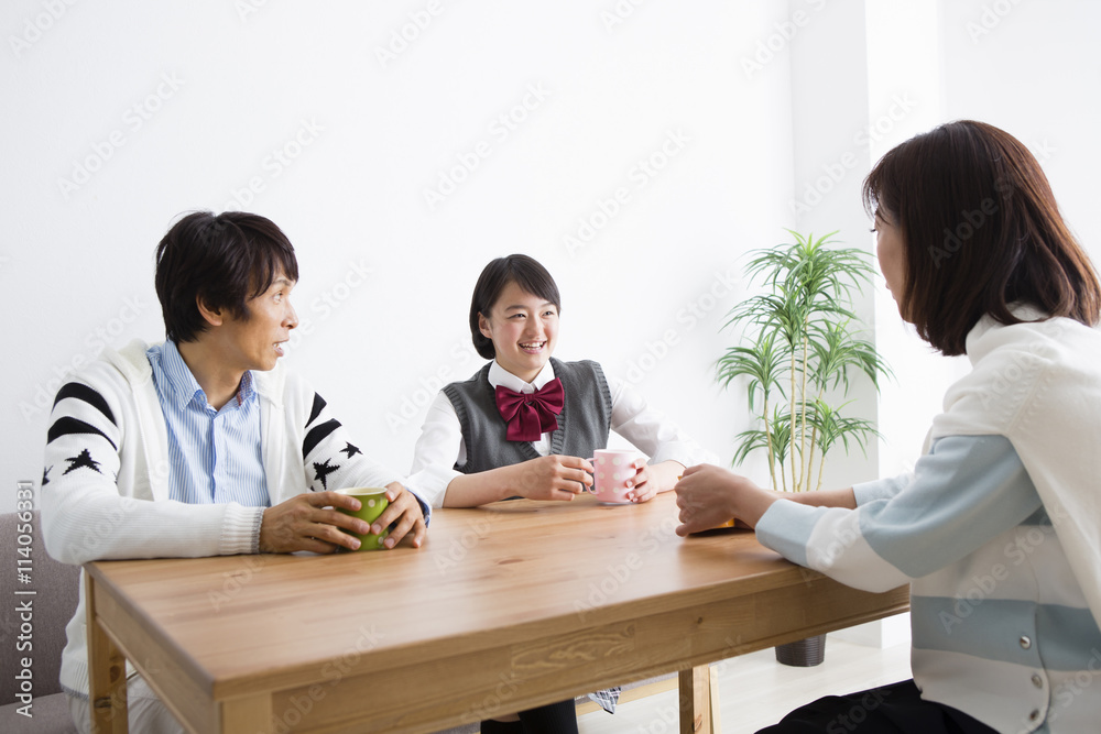 部屋で団らんする家族 部屋で団らんする家族