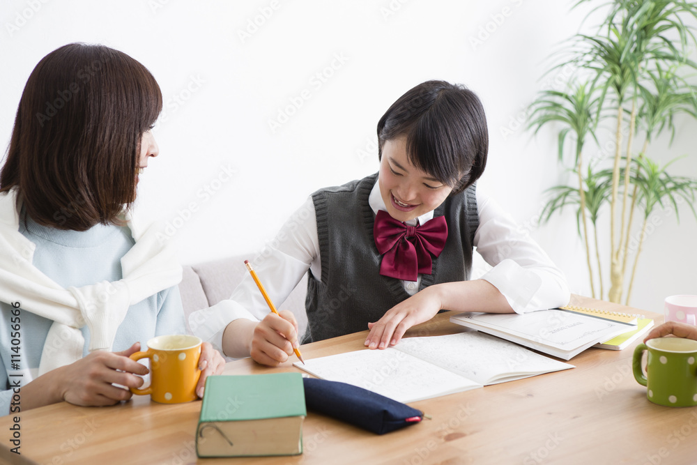 娘の勉強を見る母親 娘の勉強を見る母親