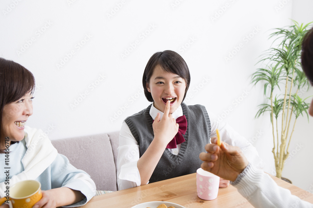 おやつを食べる家族