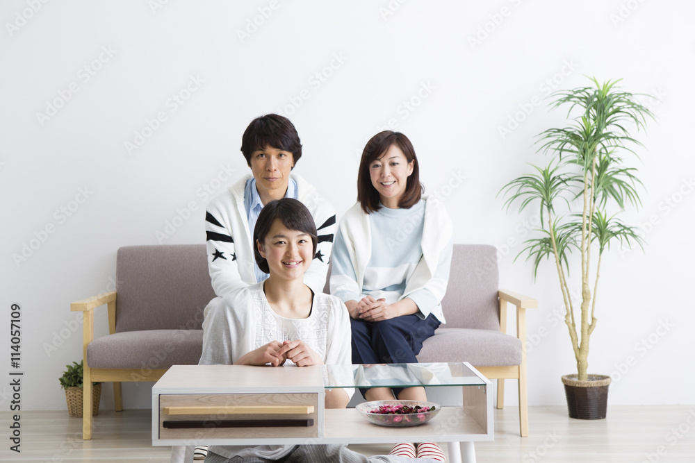 ソファに座る夫婦と娘 ソファに座る夫婦と娘