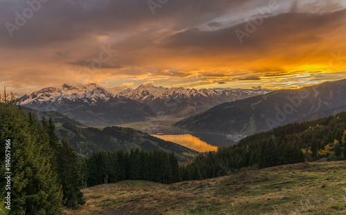 Sonnenuntergang in Zell am See – Österreich mit Blick auf den Zeller See, Kaprun und Alpen © stgrafix