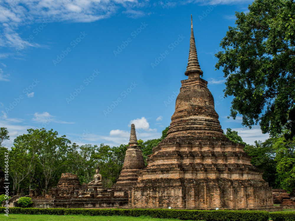 Fototapeta premium An ancietn pagoda at Mahathat Temple, an ancient temple in Sukhothai Historical Park, Sukhothai, Thailand. 