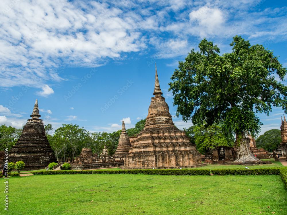 Fototapeta premium Mahathat Temple, an ancient temple in Sukhothai Historical Park, Sukhothai, Thailand.
