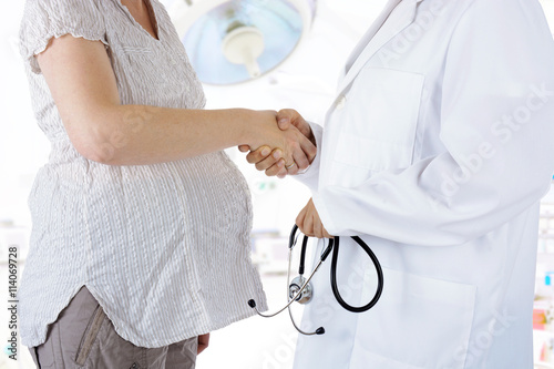 Frau ist schwanger bei Arzt oder Gynäkologe zur Vorsorgeuntersuchung