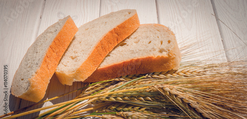 Вкусный свежий хлеб и ржаные колоски