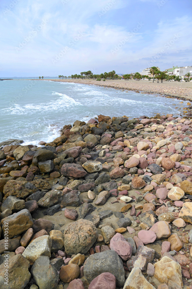 playa con piedras grandes en el grau de moncofa castellon valencia