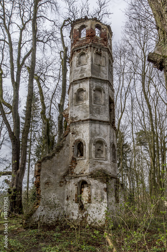 Ruine einer alten Kapelle aus dem 16. Jahrhundert mitten im Wald