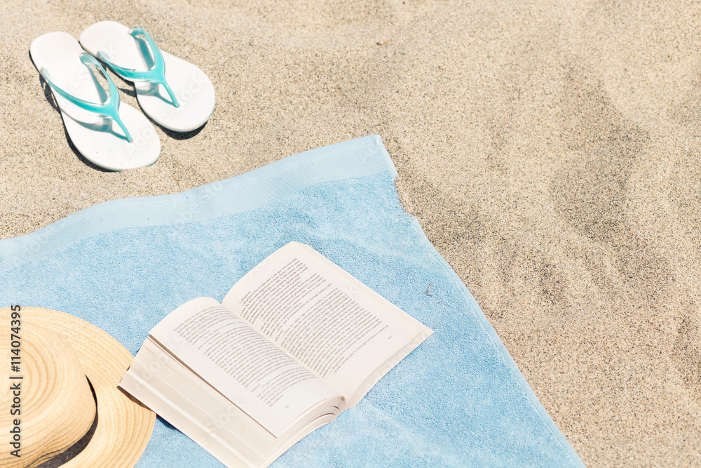Obraz premium A relaxed day on the beach with a book 
