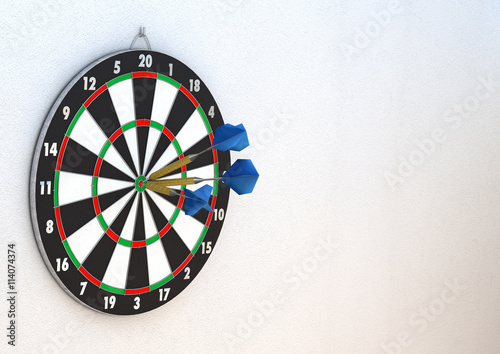 Drei Dartpfeile ins Bullseye vor verputzter Wand