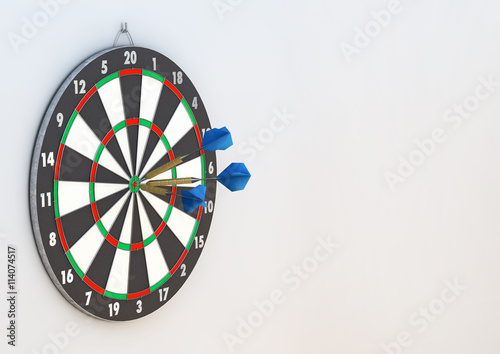Drei Dartpfeile ins Bullseye