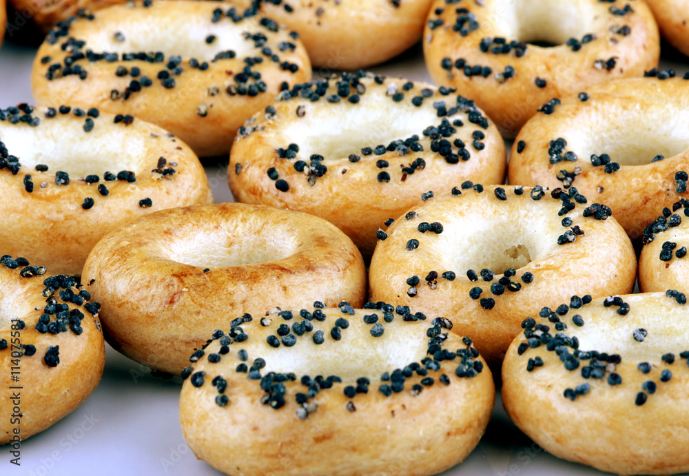 Set of mini ring-shaped cracknels with poppy