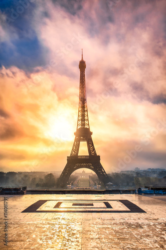 Eiffelturm in Paris Frankreich bei Sonnenuntergang © eyetronic
