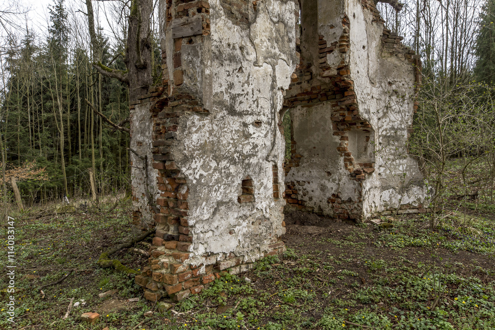 Überreste einer Kapelle in einem abgelegenen Waldstück in Schwaben