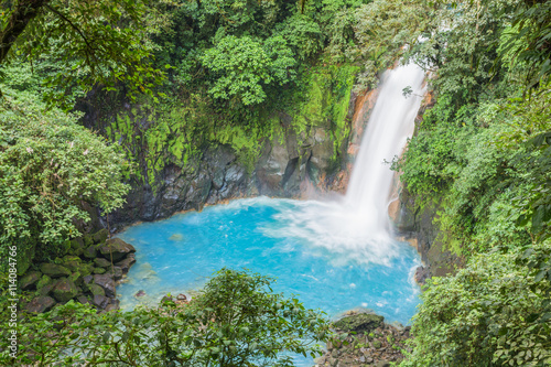 Błękitny wodospad w dżungli / krajobraz