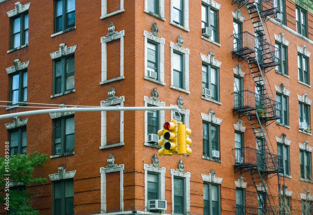 Obraz premium Building facade and traffic light in New York City