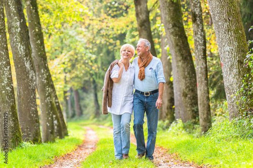 Älteres Paar macht Spaziergang im Wald