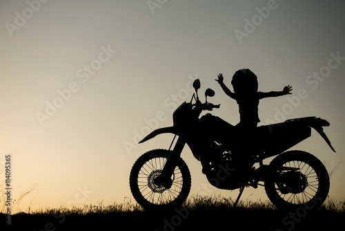   ocuk ve motorsiklet sevgisi