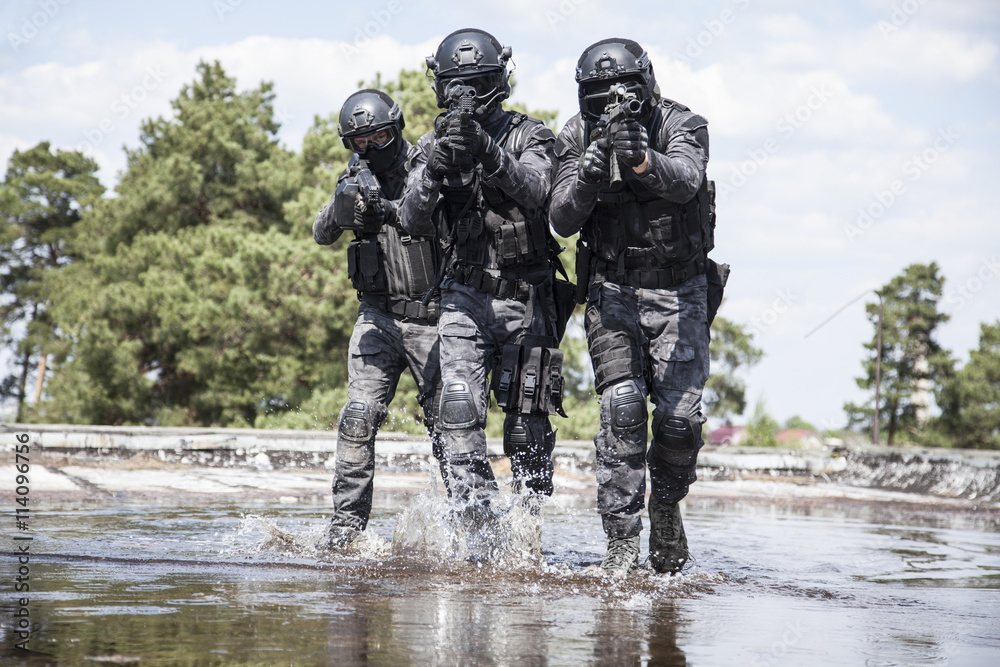 Spec ops police officers SWAT in the water