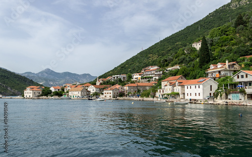Вид на побережье с парома, Черногория.