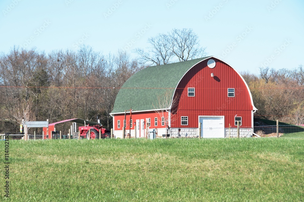 Obraz premium Red Barn and Tractor