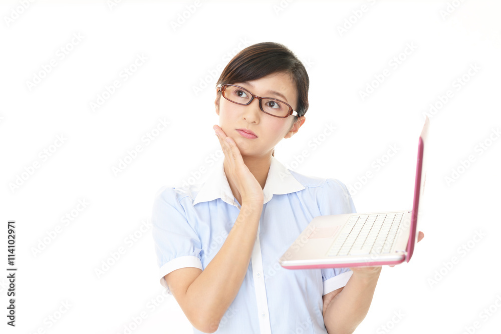 困った様子のビジネスウーマン