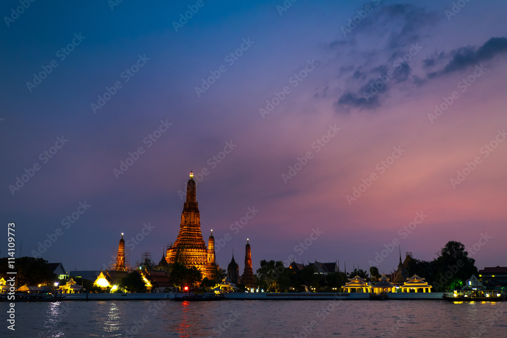Obraz premium Wat arun shot from across Chaopraya river
