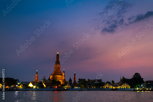 Wat arun shot from across Chaopraya river © Lodimup