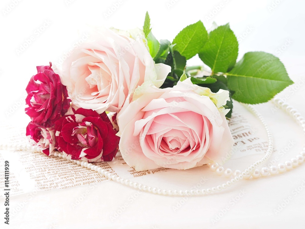 真珠のネックレスとバラの花
