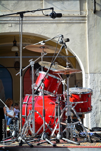 The red drums waiting a concert.