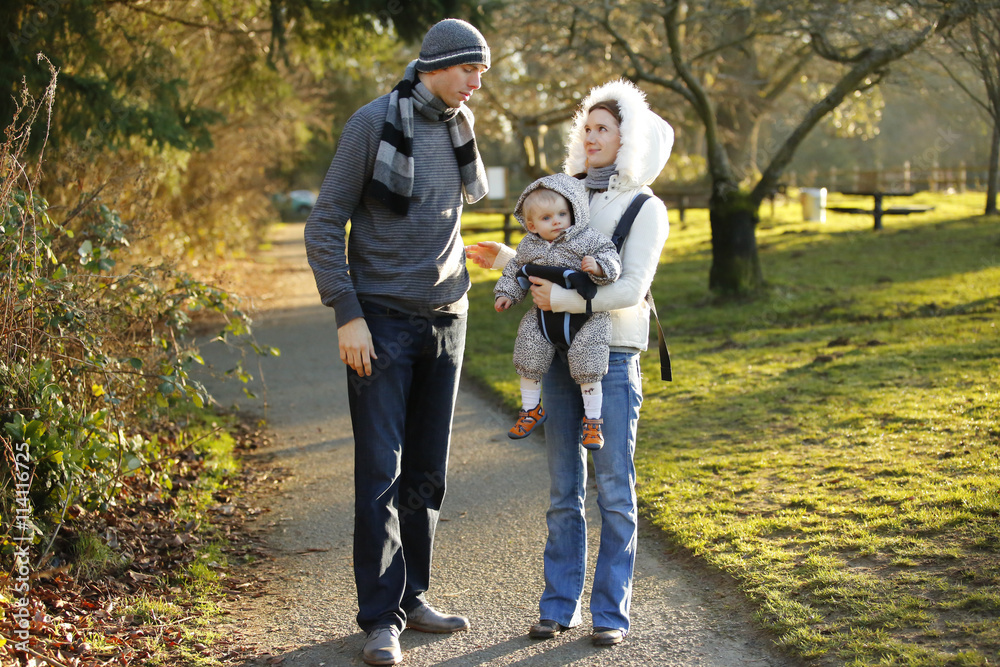 Obraz premium Happy family with little child outing in autumn park