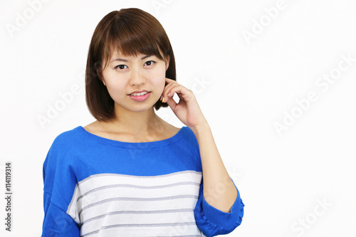 笑顔の若い女性