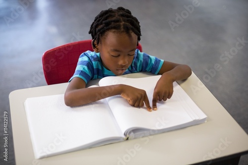 Photos School boy memorizing the lesson in classroom