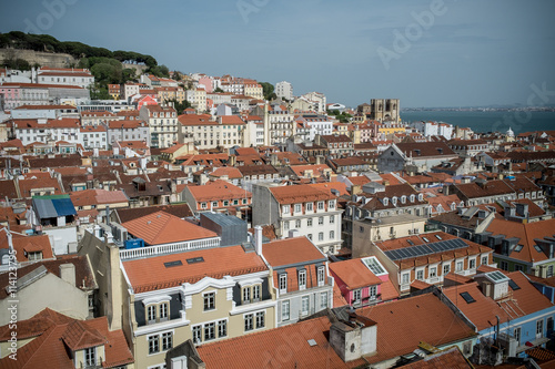 Le quartier de la Baixa et le Tage à Lisbonne vus depuis la plateforme de l'elevador de Santa Justa.