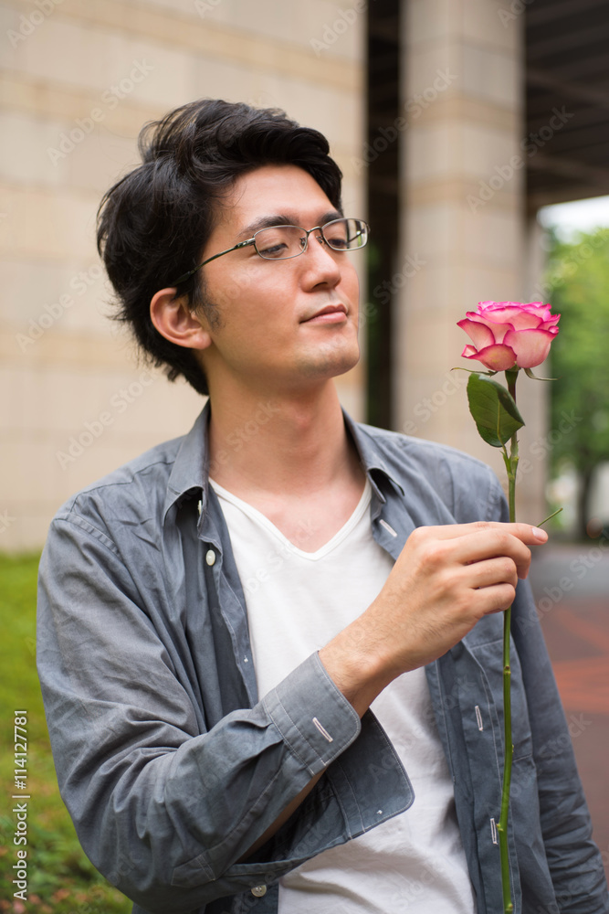 一輪の薔薇の花を手にする男性 Stock Photo Adobe Stock