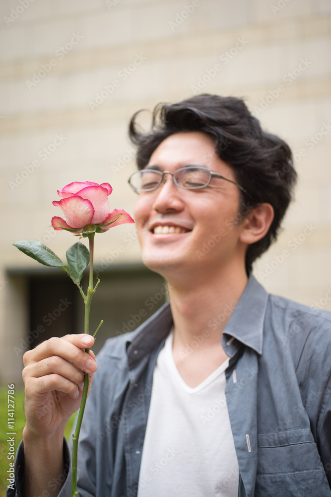 一輪の薔薇の花を手にする男性 Stock Photo Adobe Stock