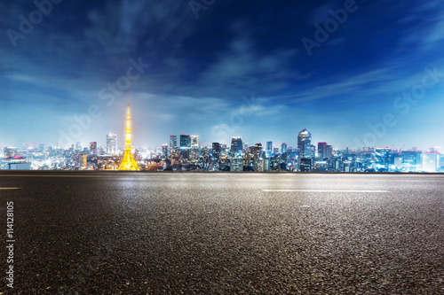 Canvas Print empty street with cityscape and skyline of tokyo at twilight